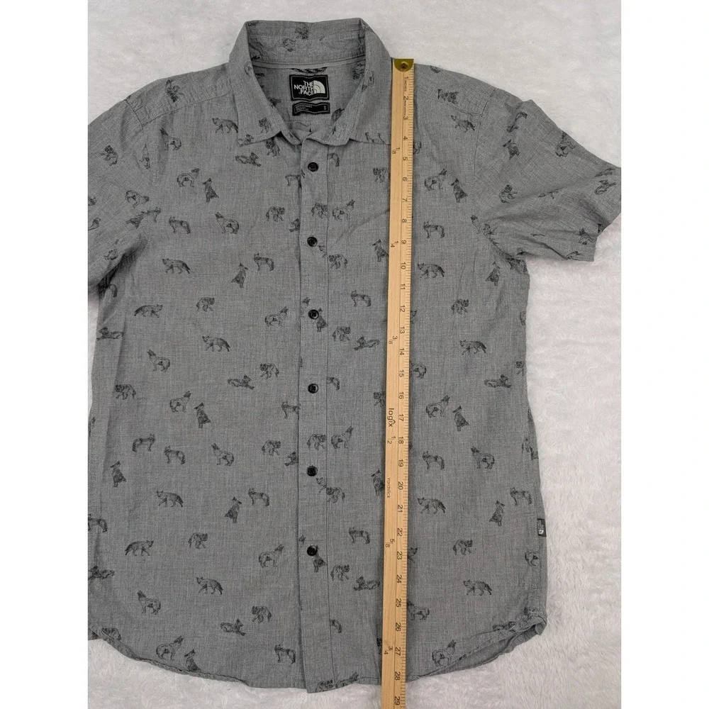 The North Face Men's M Wolf Print Short Sleeve Button Down Shirt Gray Gorpcore